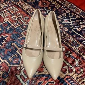 Vionic kitten heel pumps